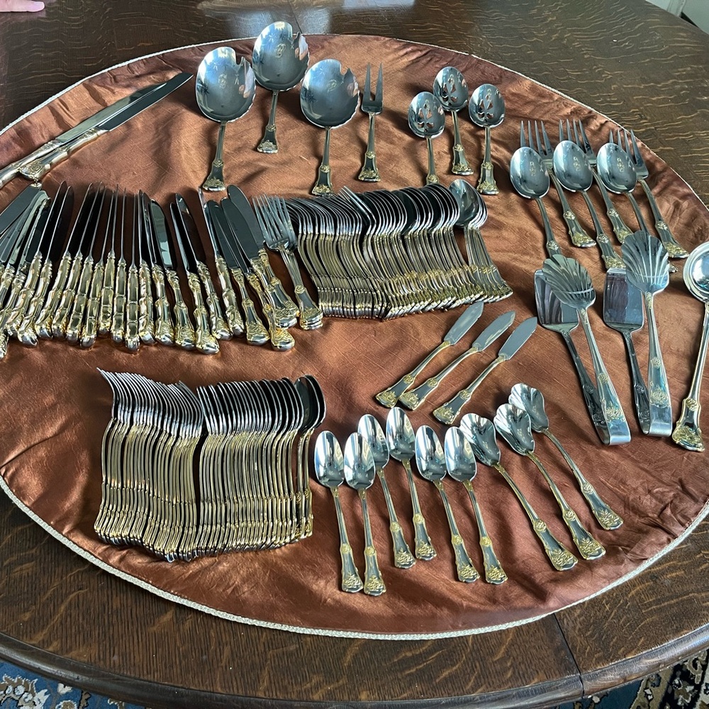 Royal Albert old country roses 151 pieces silverware.